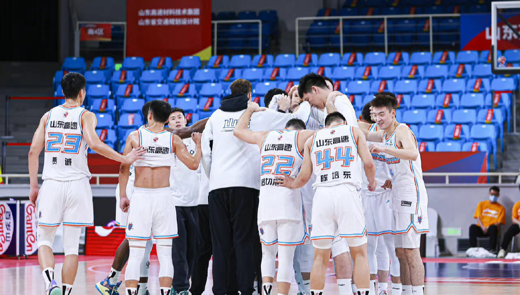 里程碑夜！山东男篮再遭质疑；NBA季后赛国际比赛日刷纪录；气氛紧张；赛程密集仍需轮换的简单介绍